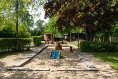 Gartenbereich-mit-vielen-Beschaeftigungsangeboten