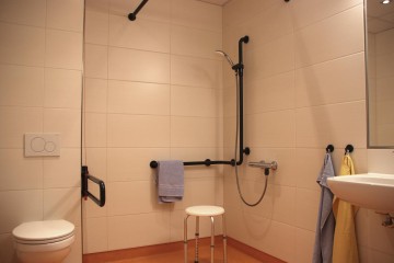 Bad-mit-Dusche-und-WC