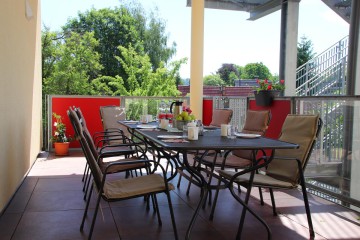 gemeinsames-Essen-auf-dem-Balkon